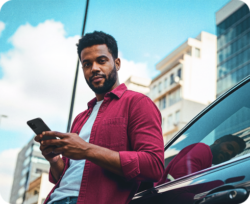 homem segurando celular